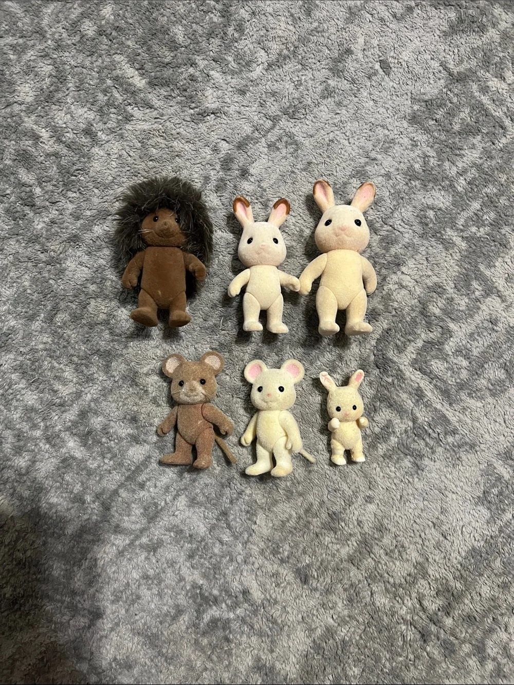 6 Sylvanian Family Calico Critters, bunnies, mouse & hedgehog. - Picture 2 of 12